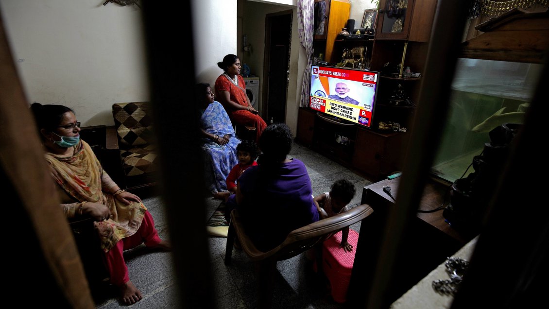India confina a sus 1.300 millones de habitantes para frenar el coronavirus