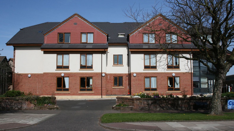 Anciano huyó de residencia tras muertes de compañeros por coronavirus