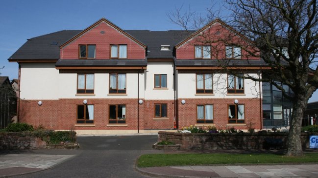 Anciano huyó de residencia tras muertes de compañeros por coronavirus