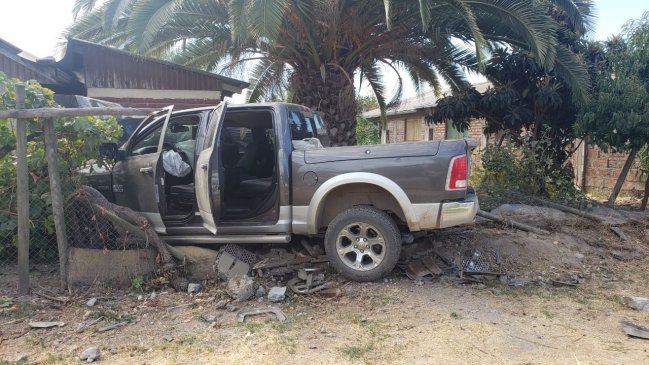 Persecución policial terminó con choque de camioneta robada contra reja de vivienda en Peralillo