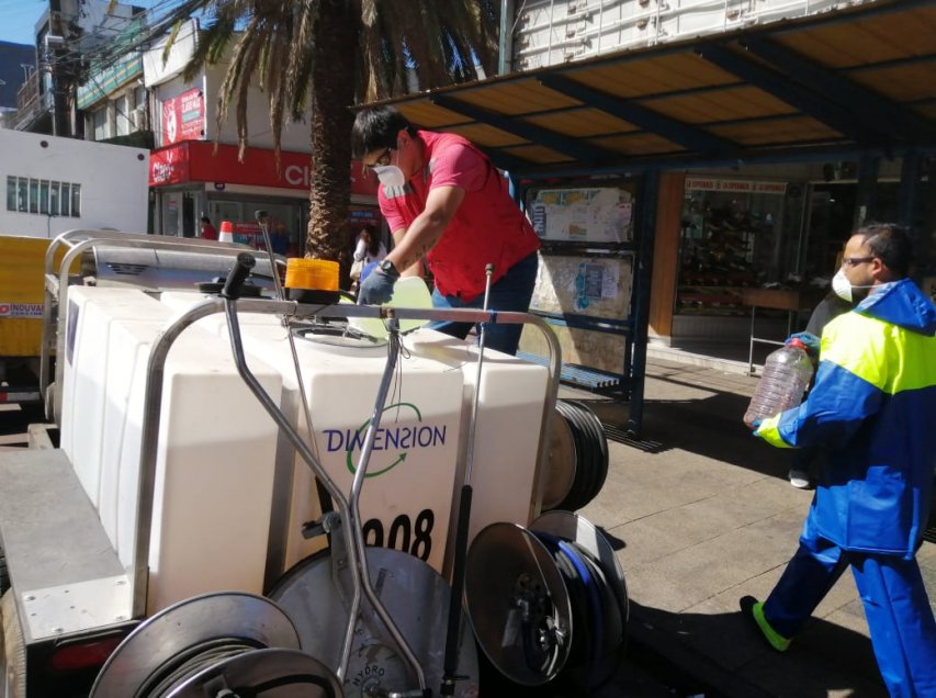 Agricultores facilitan maquinarias industriales para sanitización de calles y barrios de Chillán