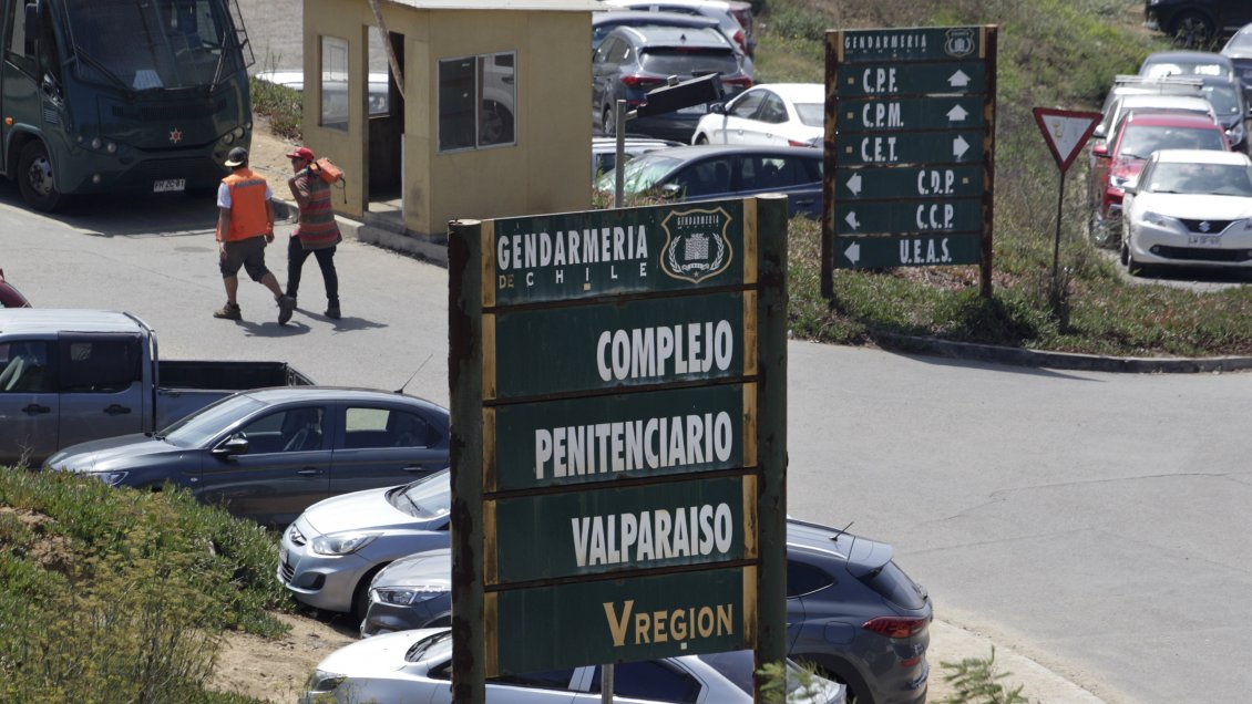 Sujeto fue sorprendido lanzando drogas y celulares al interior de la Cárcel de Valparaíso