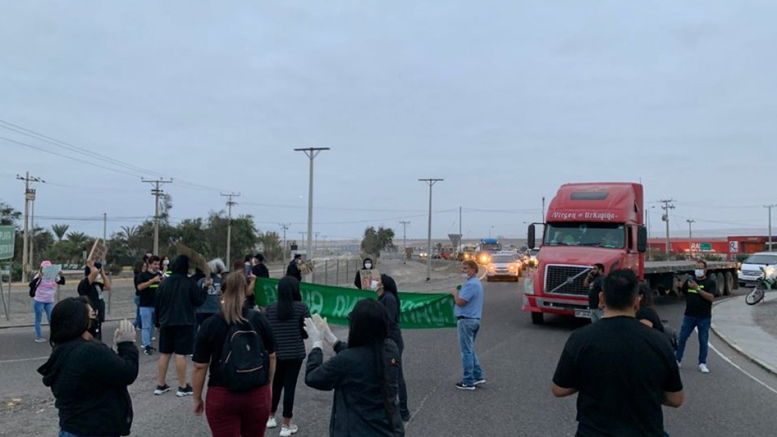 Manifestantes cortaron la ruta internacional Chile-Bolivia exigiendo el cierre de Arica y Parinacota
