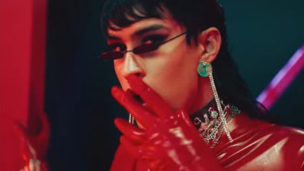 Bad Bunny se transformó para el video de 