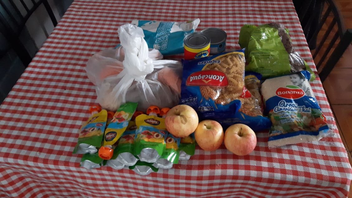 Apoderados acusan que cajas de alimentos Junaeb están incompletas