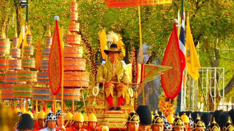 Rey de Tailandia fue a vivir su cuarentena con 20 concubinas a hotel de lujo