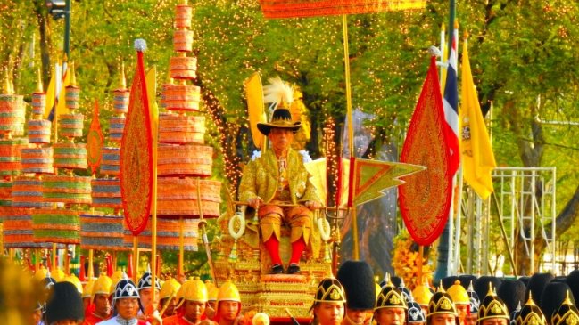 Rey de Tailandia fue a vivir su cuarentena con 20 concubinas a hotel de lujo