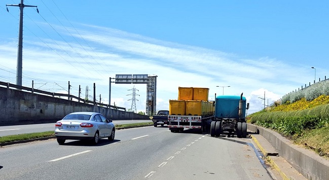 Camiones cruzan puente Llacolén hacia cordón sanitario en horario prohibido
