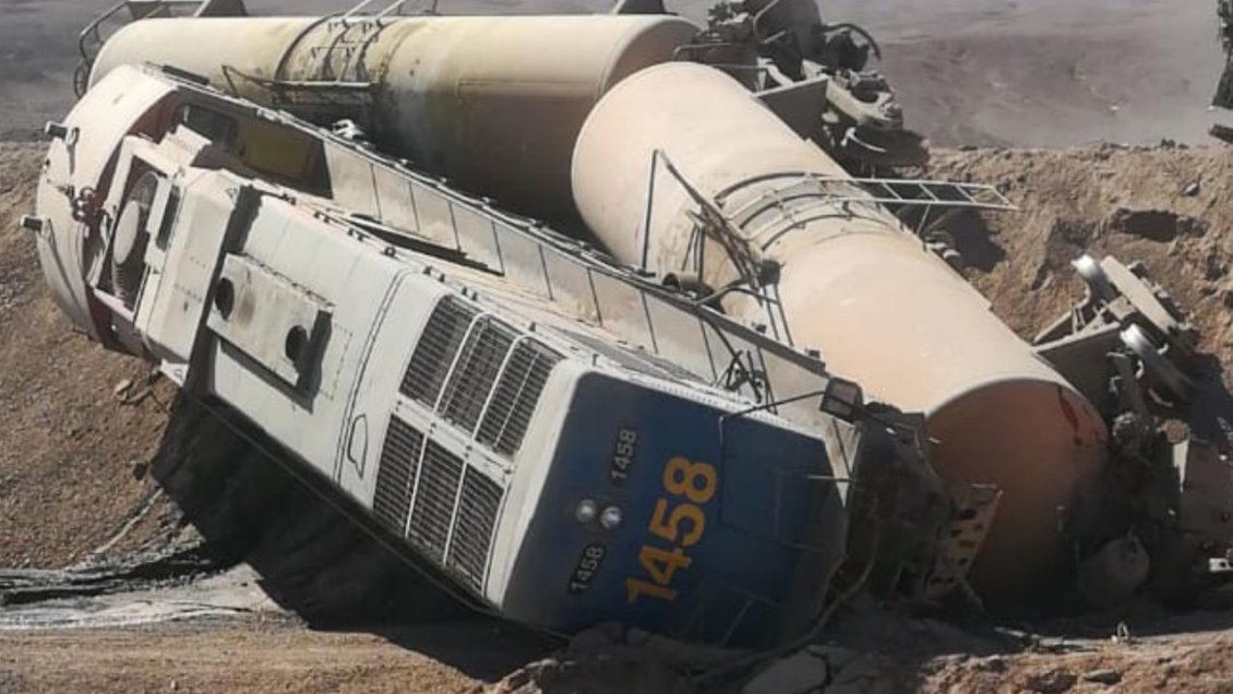 Antofagasta: Tren cargado con ácido sulfúrico descarriló en pleno desierto