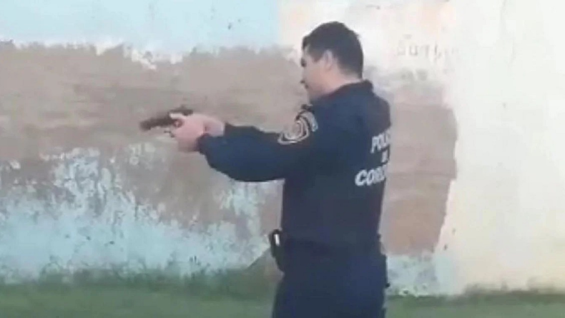 Oficial de policía le disparó por la espalda a joven por huir en cuarentena