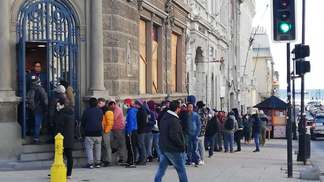Largas filas en supermercados y bancos antes de la cuarenta total en Punta Arenas