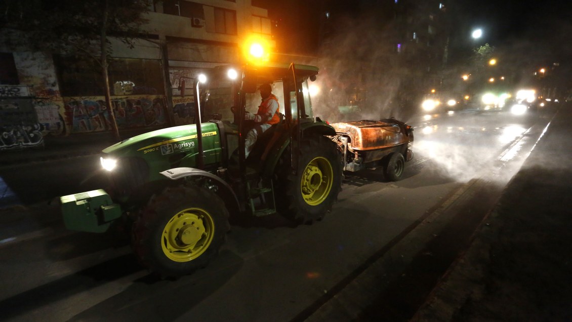 Tractores recorrerán ocho comunas de Santiago sanitizando las calles