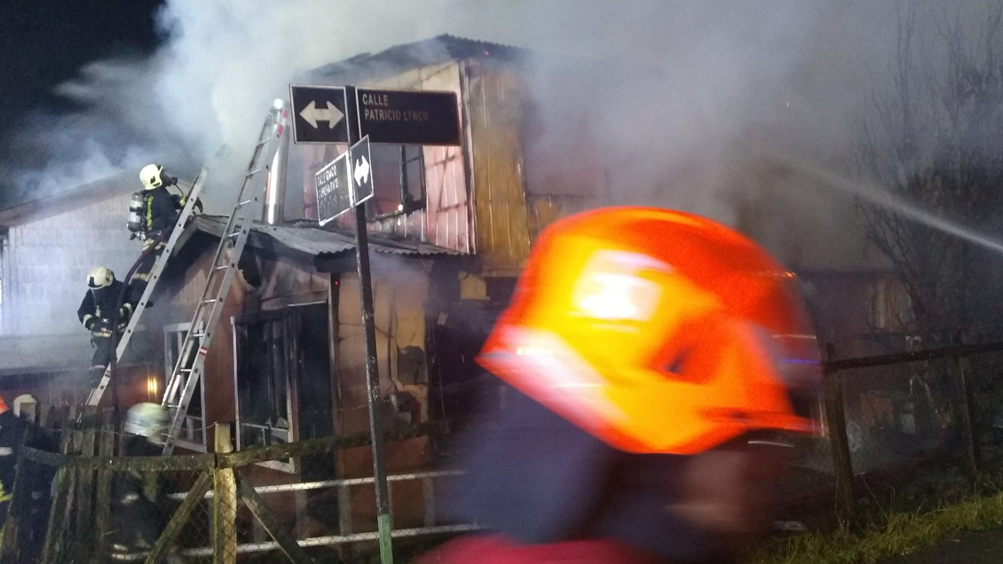 Incendio destruyó tres viviendas y dejó al menos 15 damnificados en Puerto Montt