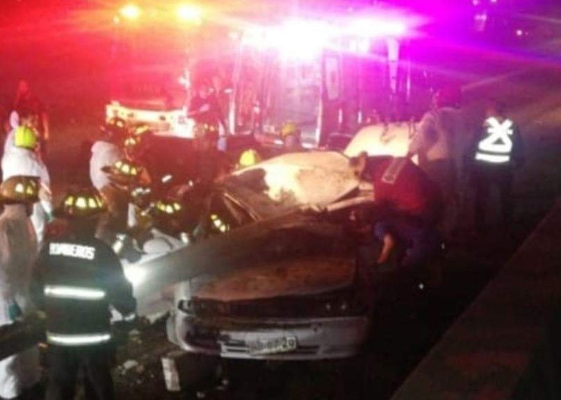 Huasco: Dos muertos por choque de vehículo contra un poste del alumbrado público