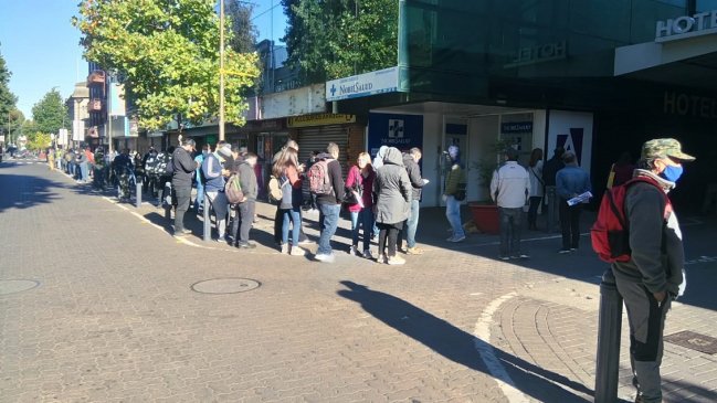 Despedidos de sus trabajos generan extensas filas en oficinas del seguro de cesantía en Concepción