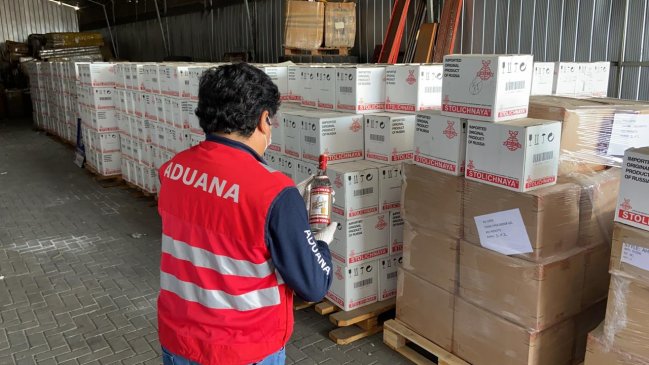 Aduanas decomisó en Arica más de 21.000 botellas falsificadas de vodka