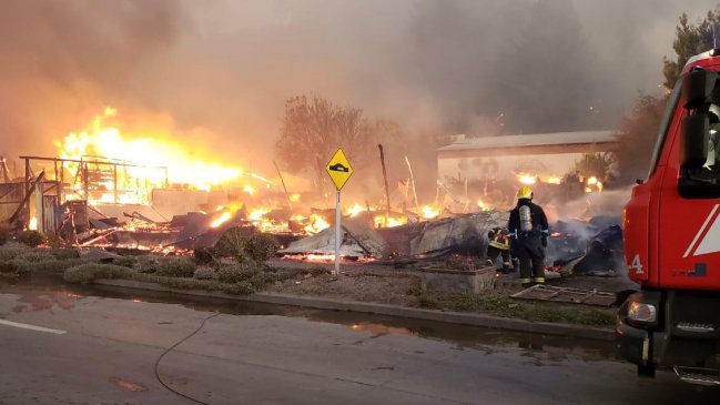 Alerta roja por incendio en Arauco: Hay una decena de viviendas destruidas