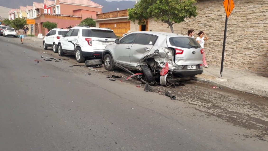 Antofagasta: Persecución policial terminó con tres vehículos chocados