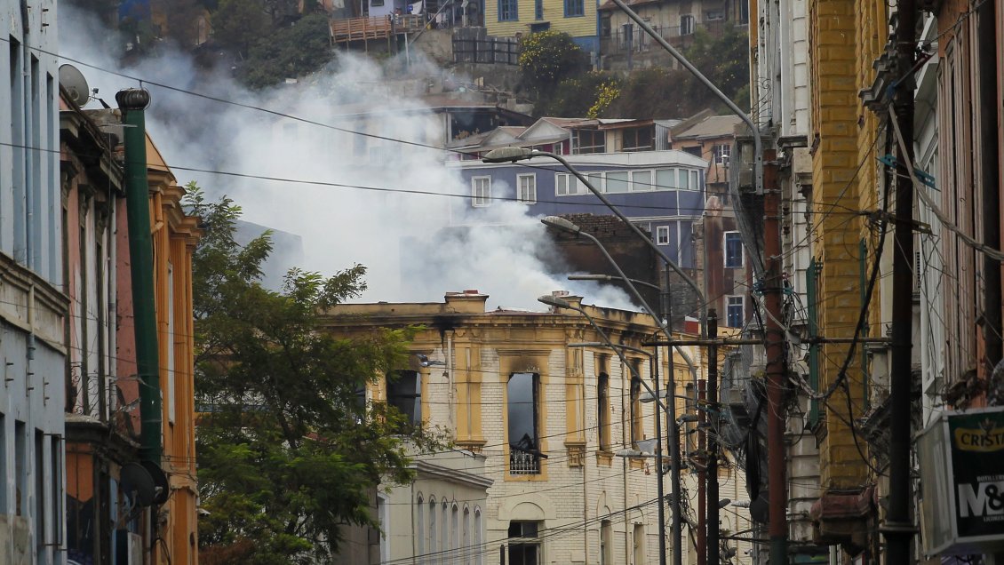 Fiscalía de Valparaíso investiga posible nexo entre denuncia de violación, barricadas e incendio