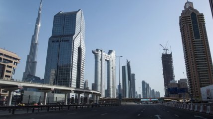  La espectacular arquitectura de Dubai en medio de calles vacías  