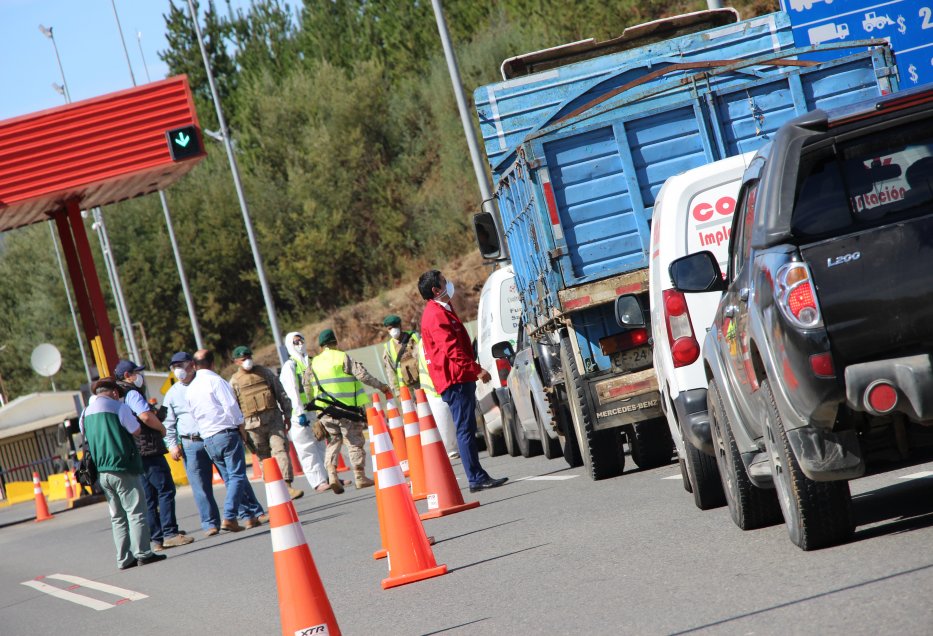 Implacable control sanitario en Quillón: Más de 100 vehículos fueron devueltos
