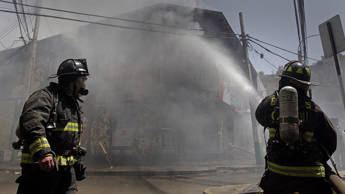 Una persona en riesgo vital y dos viviendas afectadas dejó incendio en La Calera