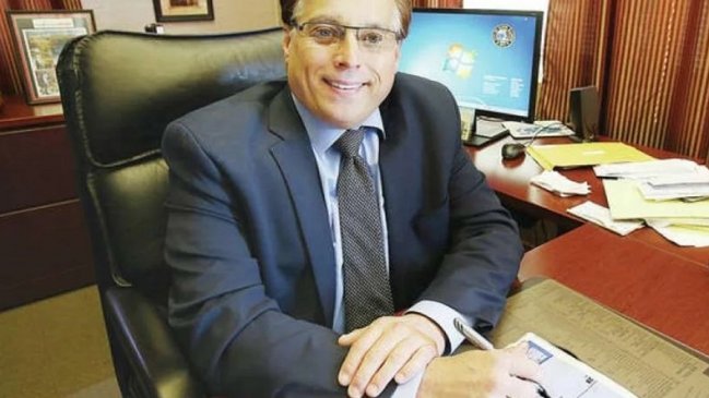 Alcalde rogó por quedarse en casa, endureció medidas y pillaron a su esposa en un bar