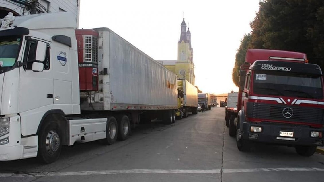 Alcaldes chilotes piden adelantar el toque de queda a las 20:00 horas