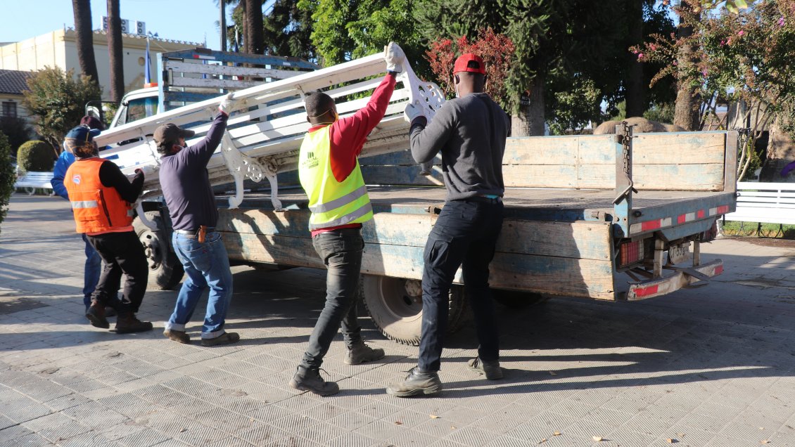 Para evitar la vida social, retiran bancas de la Plaza de Armas de San Vicente