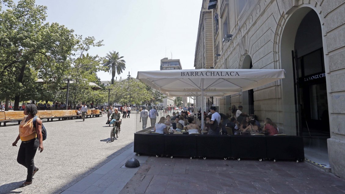 Santiago suspendió cobros a restaurantes por uso del espacio público