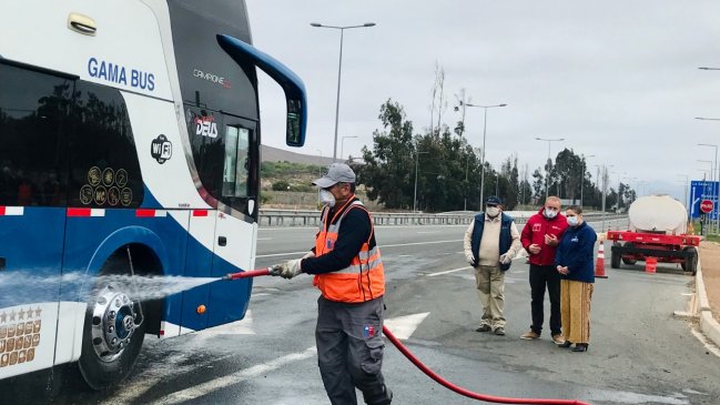 Comenzó sanitización de buses y camiones en plaza de pesaje al norte de La Serena