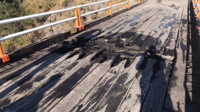 PDI investiga ataque incendiario a puente que une Tucapel y Antuco