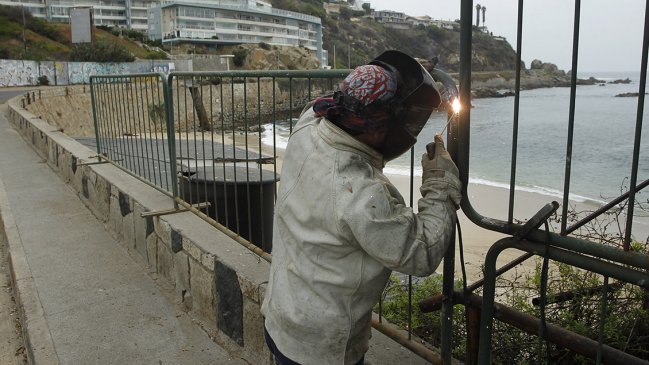 Municipalidad de Concón tuvo que retirar las rejas que instaló para cerrar playas