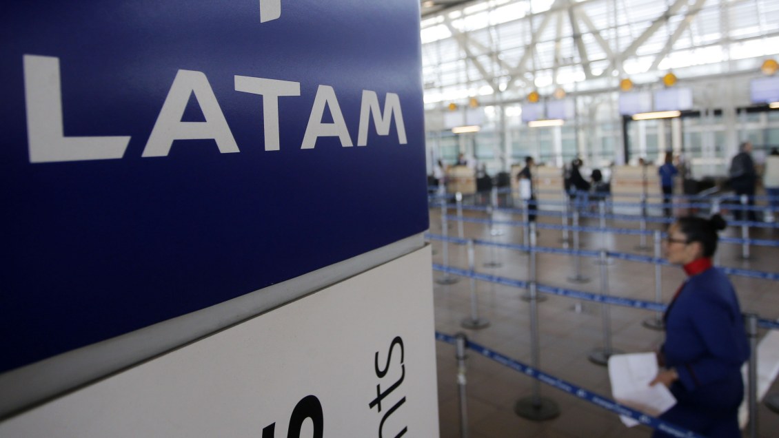 Latam suspendió todos sus vuelos internacionales por la pandemia de Covid-19