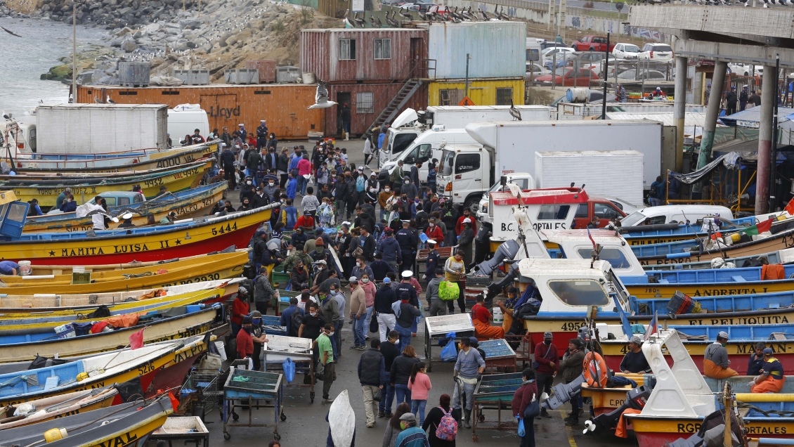 Pese a llamado al distanciamiento social, multitud provoca aglomeraciones en Caleta Portales