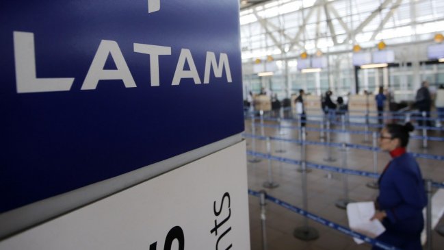 Latam suspendió todos sus vuelos internacionales por la pandemia de Covid-19
