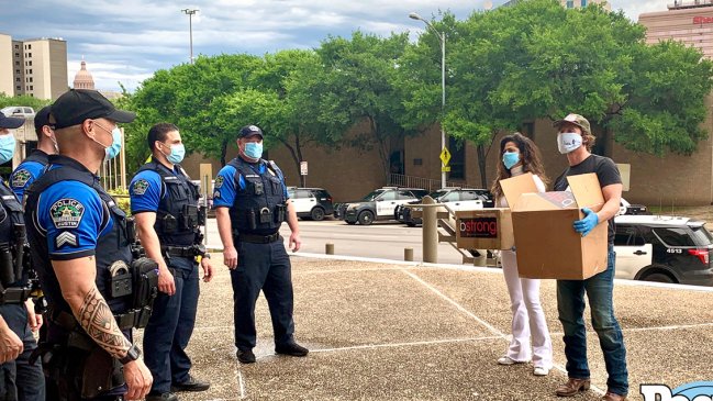 Matthew McConaughey entrega más de 80 mil máscarillas a hospitales y bomberos