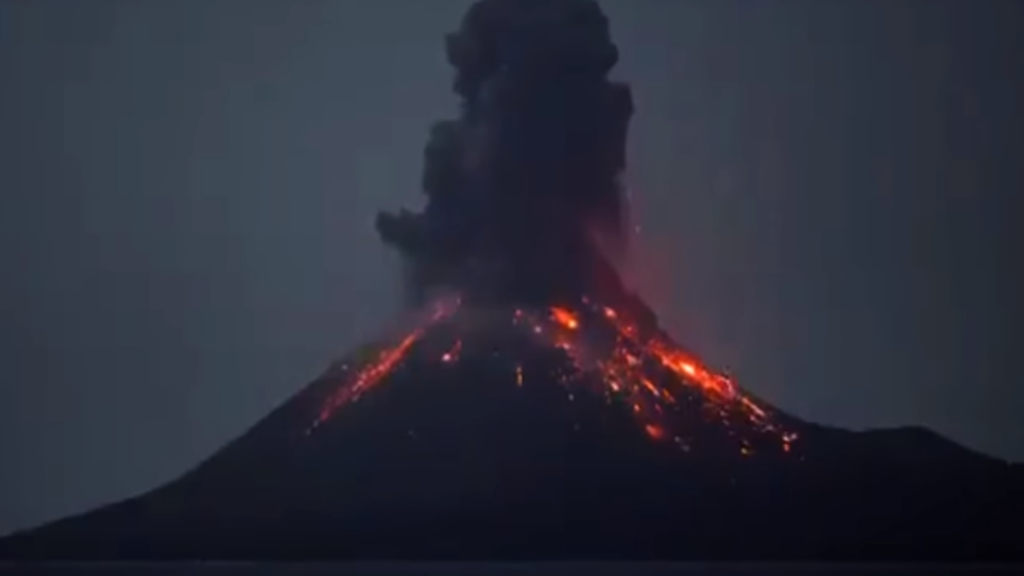 Volcán en Indonesia tuvo fuerte erupción y 15 más en el mundo se encuentran activos