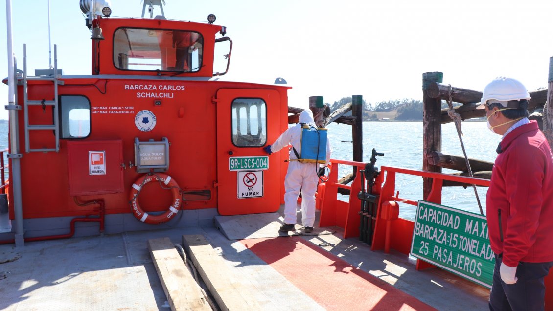 Sanitizan balsas que operan en ríos y lagos de La Araucanía para evitar contagios por Covid-19