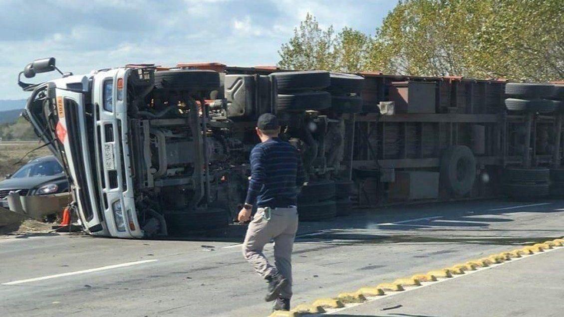 Conductor de camión con gas falleció tras volcar su vehículo en Talcahuano