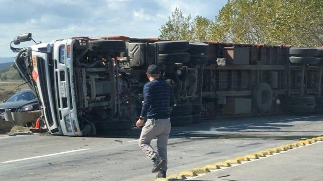 Conductor de camión con gas falleció tras volcar su vehículo en Talcahuano