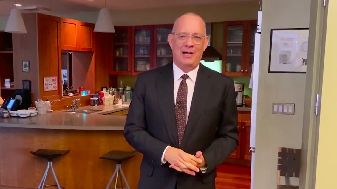 Tom Hanks reaparece tras coronavirus como anfitrión de 