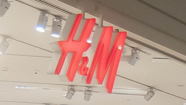 H&M suspendió la relación laboral con sus trabajadores en medio de la pandemia