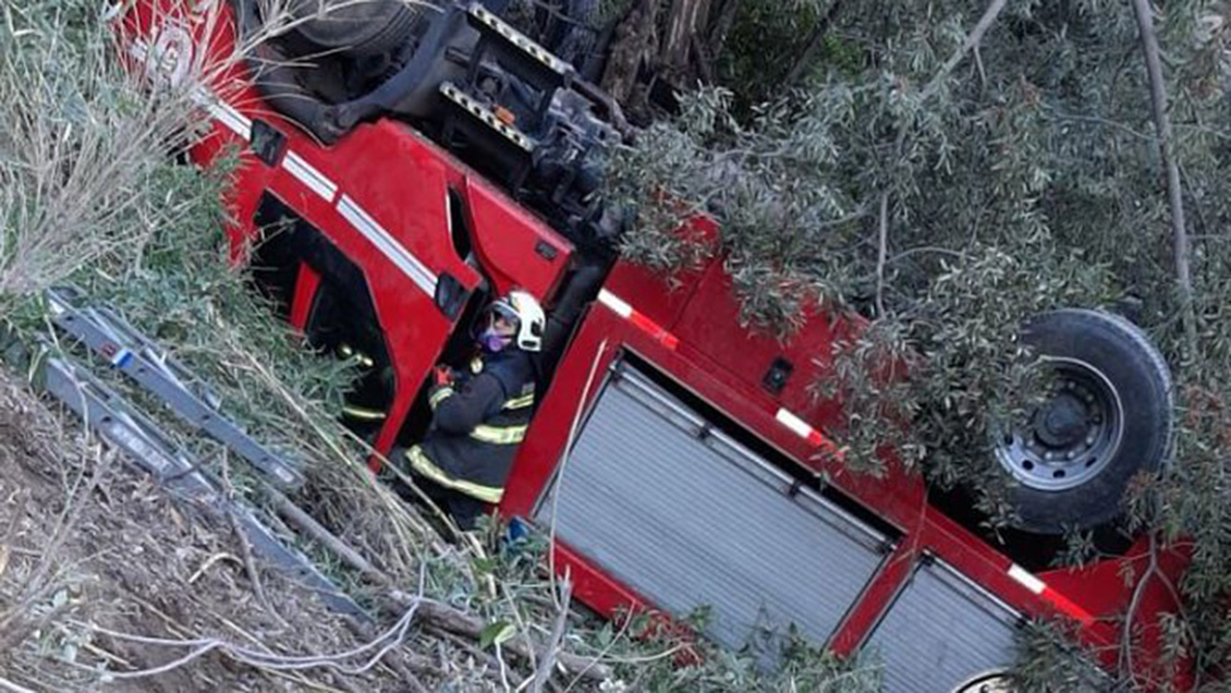 Carro de Bomberos desbarrancó con siete voluntarios en Concepción