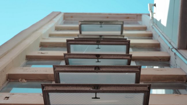 Detienen a hombre acusado de asesinar a su esposa al lanzarla desde un tercer piso