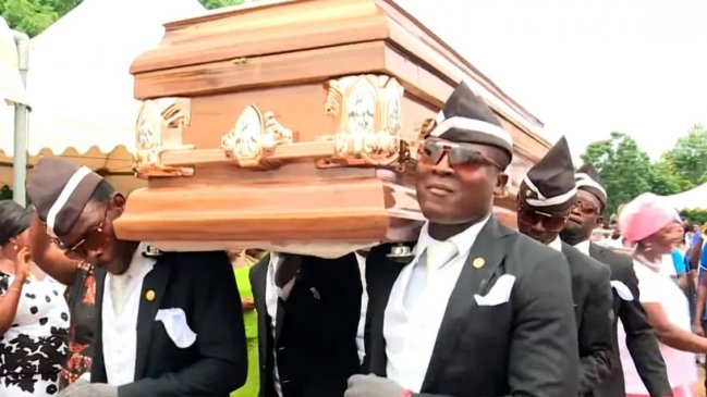 Creador del baile con el ataúd en Ghana respondió a los memes