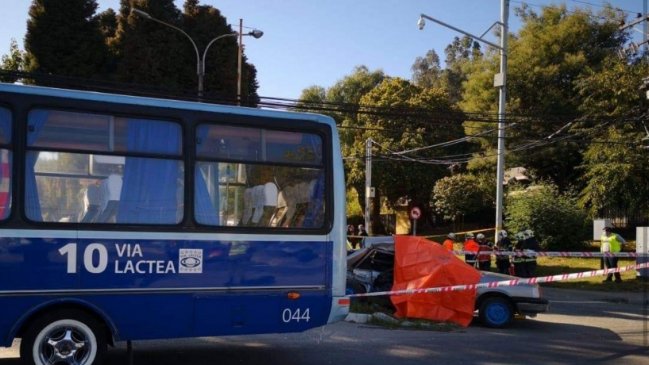 Colisión de taxibús y automóvil dejó dos fallecidos en Chiguayante