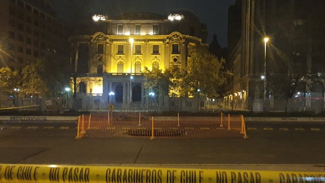 Socavón en plena Alameda obligó a desviar el tránsito