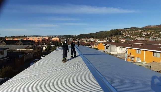 Vecinos de Penco repusieron en tres días el techo de familias que perdieron todo en incendio