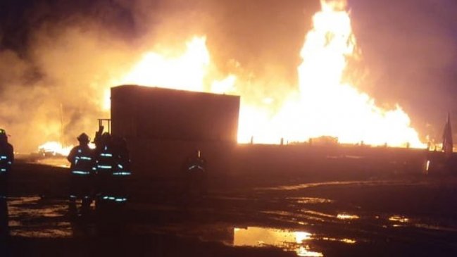 Gran incendio afecta a depósito de pallets y camiones en San Bernardo